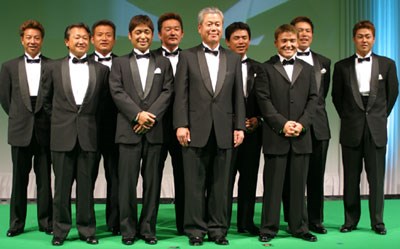2003年度ジャパンゴルフツアー各賞受賞者たち 壇上には島田幸作理事長を中心に、各賞の受賞者が勢ぞろい。今年1年活躍した選手たちの晴れ晴れした表情をご覧あれ。