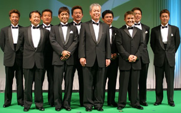 壇上には島田幸作理事長を中心に、各賞の受賞者が勢ぞろい。今年1年活躍した選手たちの晴れ晴れした表情をご覧あれ。