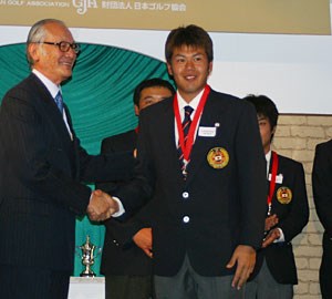 2003年度 JGA男女ナショナルチームメンバー表彰式 甲斐慎太郎 今年、日本アマチュア選手権と日本学生ゴルフ選手権と2つのビックタイトルを取った甲斐慎太郎。ナショナルチームでもチームに貢献。
