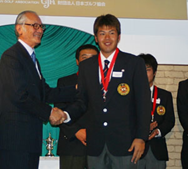 今年、日本アマチュア選手権と日本学生ゴルフ選手権と2つのビックタイトルを取った甲斐慎太郎。ナショナルチームでもチームに貢献。