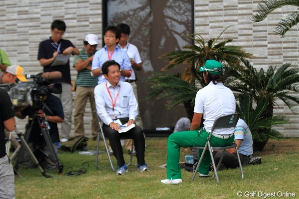 2012年 日本オープンゴルフ選手権競技 事前 石川遼 先週のフラッシュで叩かれていたけれど、やっぱり遼様の会見は椅子ありなのね。