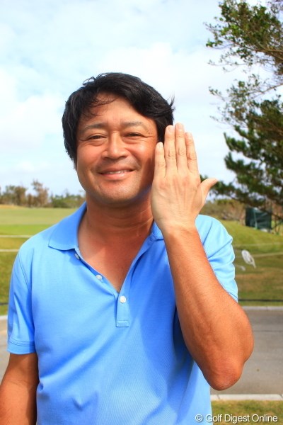 2012年 日本オープンゴルフ選手権競技 事前 横田真一 これぞゴルファーの証。左手だけ白いんです。