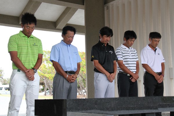 2012年 日本オープンゴルフ選手権競技 事前 平和祈念公園 沖縄初開催の日本オープン。開幕前日に5選手が日本ツアーを代表して平和祈念公園を訪問した。