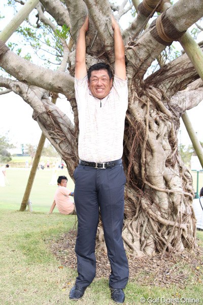 2012年 日本オープンゴルフ選手権競技 加瀬秀樹 今週はNHKでの解説を羽川プロとともに務める加瀬プロ。沖縄らしく…ガジュマルの木に登って？いただきました。すみません！
