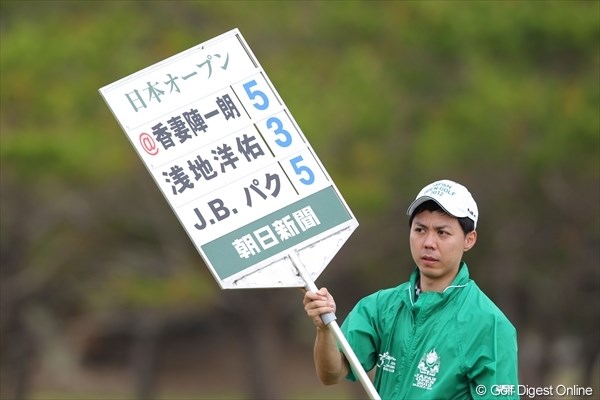 2012年日本OP写真速報 初日／キャリングボード 強い風が吹き続け、キャリングボードを運ぶボランティアも大変そう