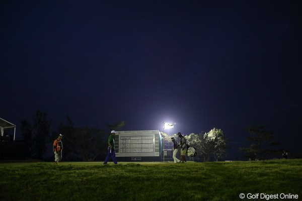 2012年 日本オープンゴルフ選手権競技 初日 最終組 暗闇の中でホールアウトした最終組。明日も同じような光景か・・・？