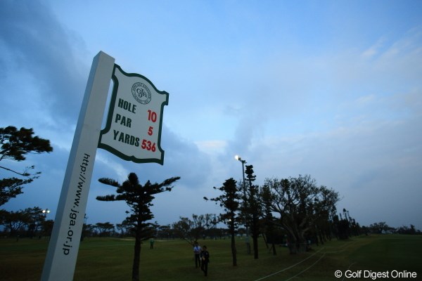 2012年 日本オープンゴルフ選手権競技 初日 10番ホール このホール、普通にセカンドをアイアンで届く選手いるし。。。