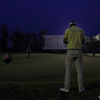 背景に貼付けたみたいに見えるけど、逆光のライトマジックです。 2012年 日本オープンゴルフ選手権競技 初日 ポール・シーハン