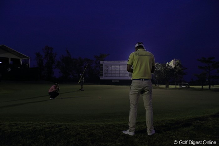 背景に貼付けたみたいに見えるけど、逆光のライトマジックです。 2012年 日本オープンゴルフ選手権競技 初日 ポール・シーハン