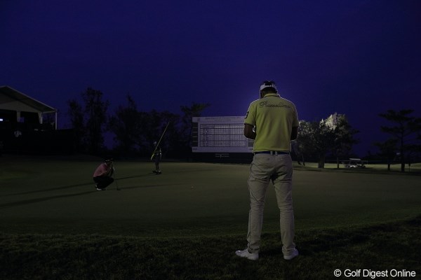 2012年 日本オープンゴルフ選手権競技 初日 ポール・シーハン 背景に貼付けたみたいに見えるけど、逆光のライトマジックです。