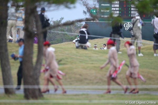 2012年 日本オープンゴルフ選手権競技 初日 スチュワーデス CAの女性達に目がくらんでるんじゃないんです。今日は風でブレブレなのよ。