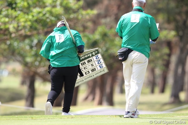 2012年 日本オープンゴルフ選手権競技 初日 ボランティア これだけ強風だとボード持つの大変だよね。でもこうやって持ってたら意味ないし。。