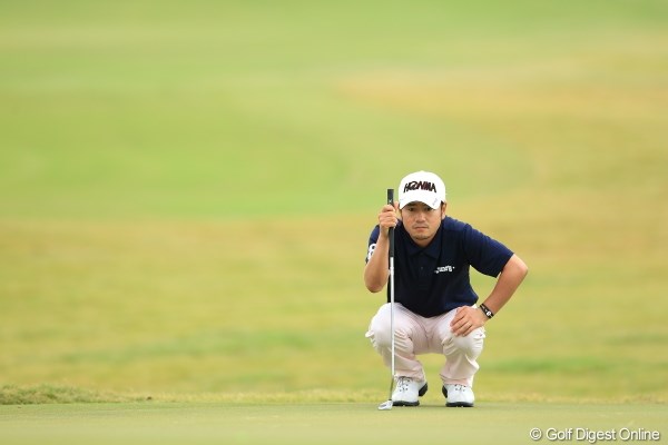 2012年 日本オープンゴルフ選手権競技 初日 上平栄道 小柄なカラダがしゃがむと更に小さくなり、カップが大きく見えます。