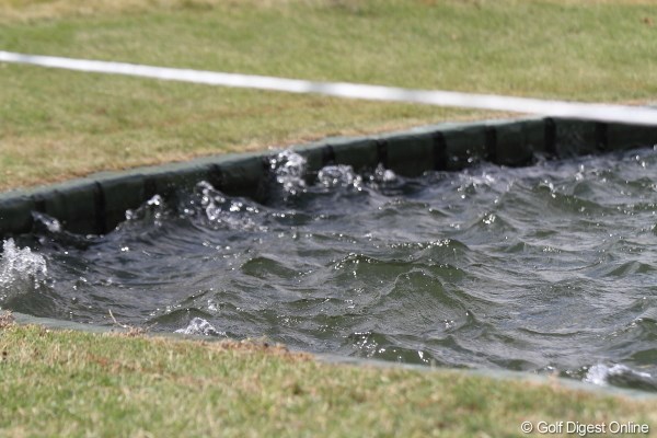 2012年 日本オープンゴルフ選手権競技 初日 池の水 見てコレ！誰も揺らしてないよ。風がこれだけ強いのです。
