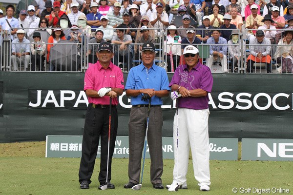 2012年 日本オープンゴルフ選手権競技 初日 中嶋常幸 青木功 尾崎将司 スタート前には異例の記念撮影。その後、3選手ともに難コースで奮闘を続けた。