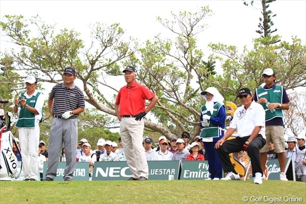 2012年 日本オープンゴルフ選手権競技 2日目  中嶋常幸 青木功 尾崎将司 笑顔がこぼれる中でも真剣勝負を演じたレジェンズ。その姿が最も大勢のギャラリーを引き連れた。