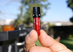 この器具をシャフトの先端につけることでロフト角、フェース角、ライ角を調整することができる。