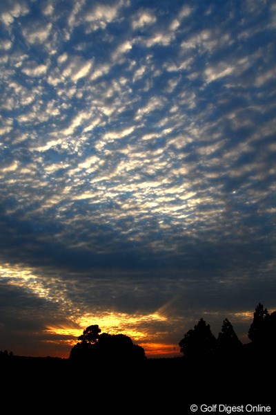 2012年 富士通レディース 2日目 夕暮れ プレー終了後の夕焼けと雲、すっかり秋も深まってきましたね