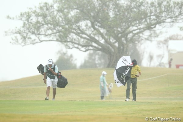 2012年 日本オープンゴルフ選手権競技 3日目 貞方章男 この天候で傘っているかな?。