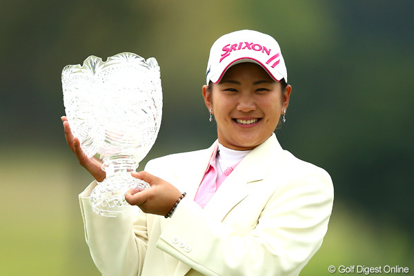 20歳の成田美寿々が大逆転、ツアー初勝利を手に！