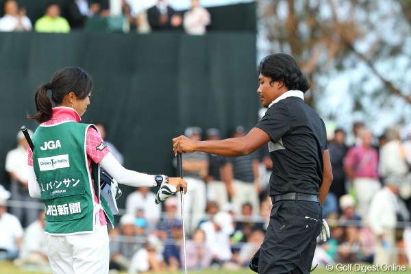 2012年 日本オープンゴルフ選手権競技 最終日 ジュビック・パグンサン キャディさんも残念無念だろうな。