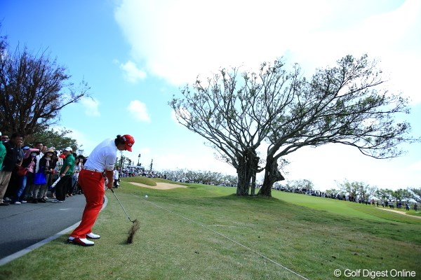2012年 日本オープンゴルフ選手権競技 最終日 石川遼 ギャラリーで踏み固められたラフは硬そう。