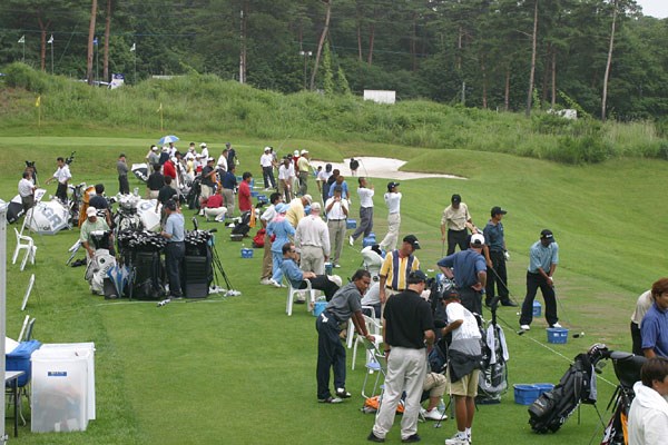 2002年 日本ゴルフツアー選手権イーヤマカップ 事前情報 練習場 練習場に群がる選手たち