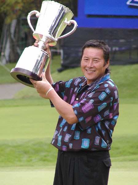 2002年 全日空オープンゴルフトーナメント 最終日 尾崎将司 777日ぶりの優勝カップを手にしたジャンボ尾崎