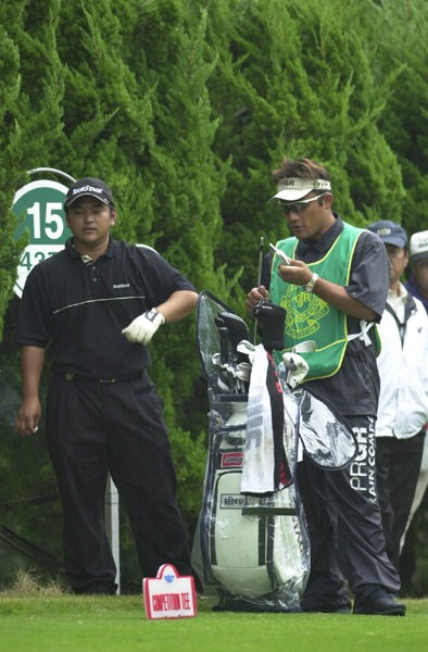 2002年 日本オープンゴルフ選手権競技 3日目 宮里聖志 15番ティグラウンド上にいる宮里聖志。今週キャディをしているのはプロゴルファーの野上貴夫だ。そして野上の手元を見ると、なんと、アイアンのヘッドがシャフトからすっぽりと抜けているぞ！！
