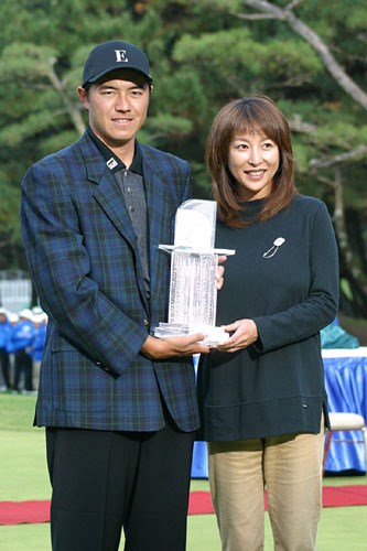 2002年 ダンロップフェニックストーナメント 最終日 横尾要と夫人のかとうれいこ 2年ぶりの優勝を決めた横尾要