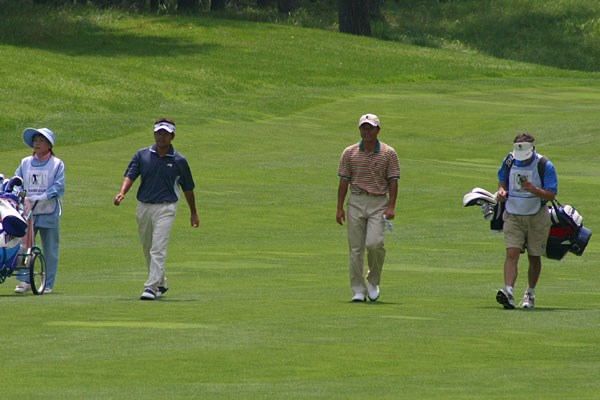 2002年 日本ゴルフツアー選手権イーヤマカップ 初日 左）手嶋多一、右）宮本勝昌 