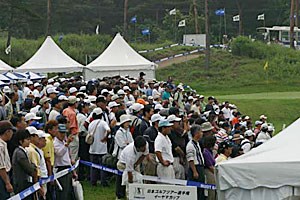 2002年 日本ゴルフツアー選手権イーヤマカップ 3日目 練習場の人だかり 