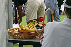 2002年 日本ゴルフツアー選手権イーヤマカップ 3日目  1番ティにある選手用フルーツ