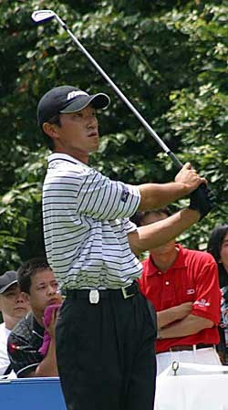2002年 日本ゴルフツアー選手権イーヤマカップ 最終日 佐藤信人 ボールの行方を見守る佐藤