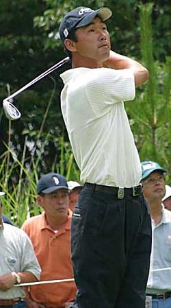 2002年 日本ゴルフツアー選手権イーヤマカップ 最終日 久保谷健一 ボールの行方を見守る久保谷