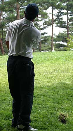 2002年 日本ゴルフツアー選手権イーヤマカップ 最終日 久保谷健一 さすがに寄り切らなかった久保谷のアプローチ