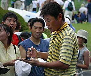 2002年 日本ゴルフツアー選手権イーヤマカップ 最終日 尾崎直道 サイン攻めは人気のある証拠