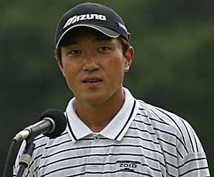 2002年 日本ゴルフツアー選手権イーヤマカップ 最終日 佐藤信人 優勝スピーチをする佐藤