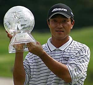 2002年 日本ゴルフツアー選手権イーヤマカップ 最終日 佐藤信人 トロフィーを手にする佐藤
