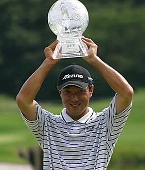 2002年 日本ゴルフツアー選手権イーヤマカップ 最終日 佐藤信人 トロフィーを掲げる佐藤