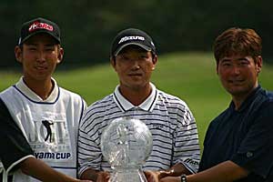 2002年 日本ゴルフツアー選手権イーヤマカップ 最終日 佐藤信人 キャディ、コーチと共に記念撮影