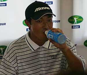 2002年 日本ゴルフツアー選手権イーヤマカップ 最終日 佐藤信人 記者会見場でリラックスした様子の佐藤