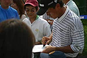 2002年 日本ゴルフツアー選手権イーヤマカップ 最終日 佐藤信人 最後にファンに囲まれる佐藤