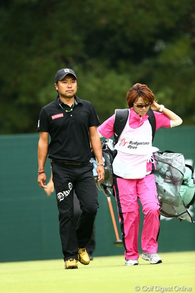 2012年 ブリヂストンオープンゴルフトーナメント 初日 片山晋呉 今週のキャディは妹でありプロゴルファーの真里です