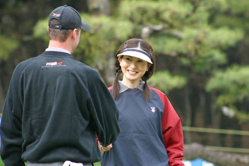 2002年 ダンロップフェニックストーナメント 事前情報 ミスユニバースジャパン こちらミスユニバースジャパン2002の千葉美苗さん。学生時代にスクールに通った成果が出ていたぞ。