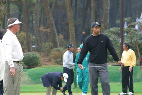 朝の練習グリーン。左はダレン・クラーク、右タイガー・ウッズ。そして背後には日本ゴルフ界の大御所青木功と尾崎将司。