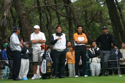 2002年 ダンロップフェニックストーナメント 事前情報 青木功 佐々木主浩 松岡修造 タイガー・ウッズ 4人の平均身長は185センチを超える。名前だけじゃない、サイズもビッグな顔ぶれとなった。