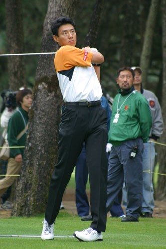 2002年 ダンロップフェニックストーナメント 事前情報 松岡修造 松岡修造のアイアンショット。下半身を固定させ、上半身の捻転を利用したスウィングは方向性が抜群だった。
