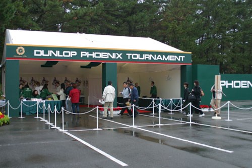 2002年 ダンロップフェニックストーナメント 初日 ギャラリーゲート 朝一番ギャラリーゲート小雨のパラつく中、世界レベルの選手を見に多くのファンが続々と入場する。