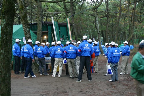 2002年 ダンロップフェニックストーナメント 初日 ボランティア ボランティアのミーティング。青いジャンパーを羽織り、コース内の各所で仕事をこなす。ご苦労さまです。